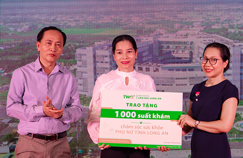 Bệnh viện Sản nhi Long An trao tặng 1000 suất khám miễn phí cho chị em phụ nữ