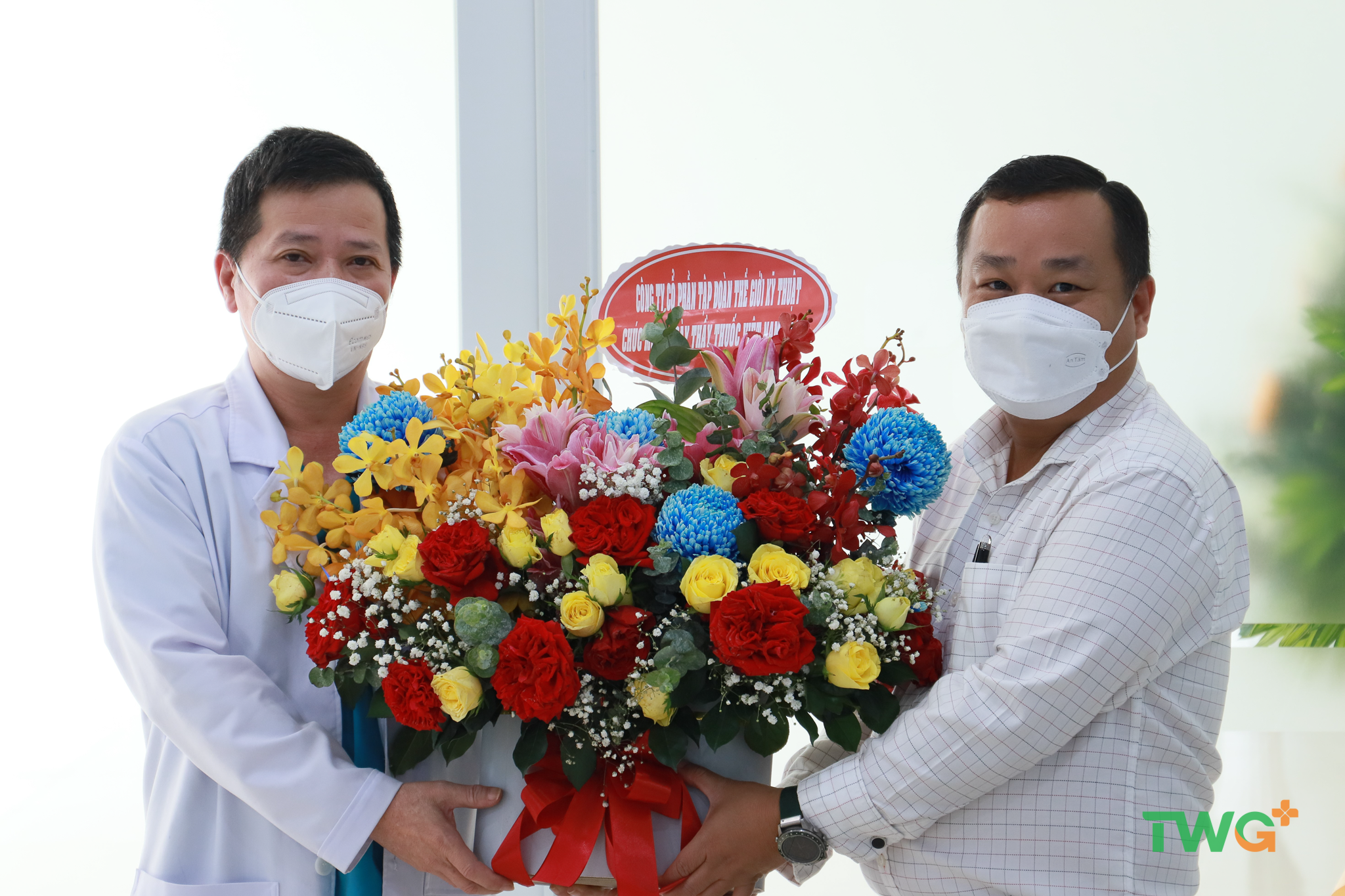 Tổng Giám đốc Tập đoàn Thế giới kỹ thuật(TWG) tặng hoa chúc mừng ngày Thầy thuốc Việt Nam